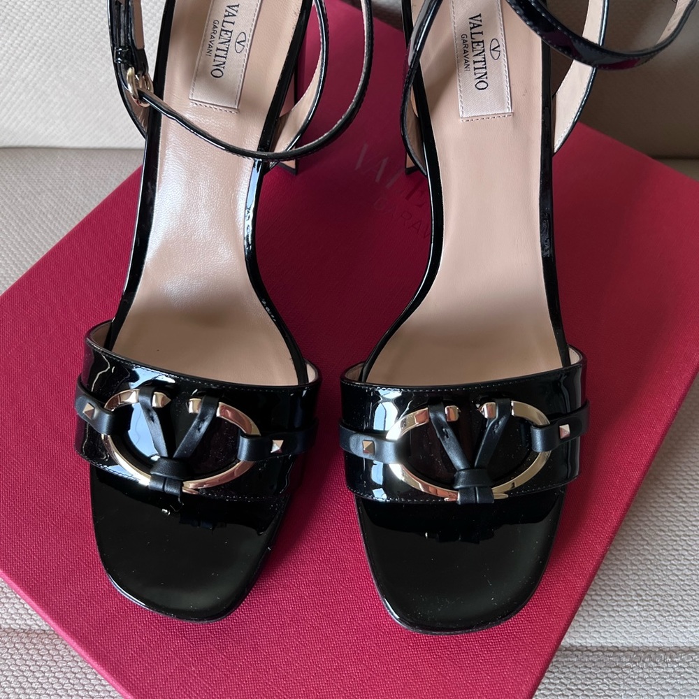 Valentino Garavani V-Rivet block heels. - Picture 3 of 10